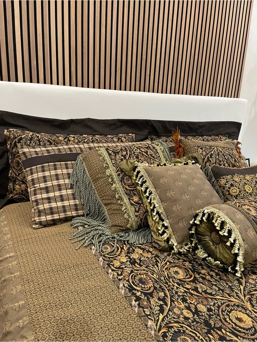Luxury Brown and Black Paisley Quilt Set